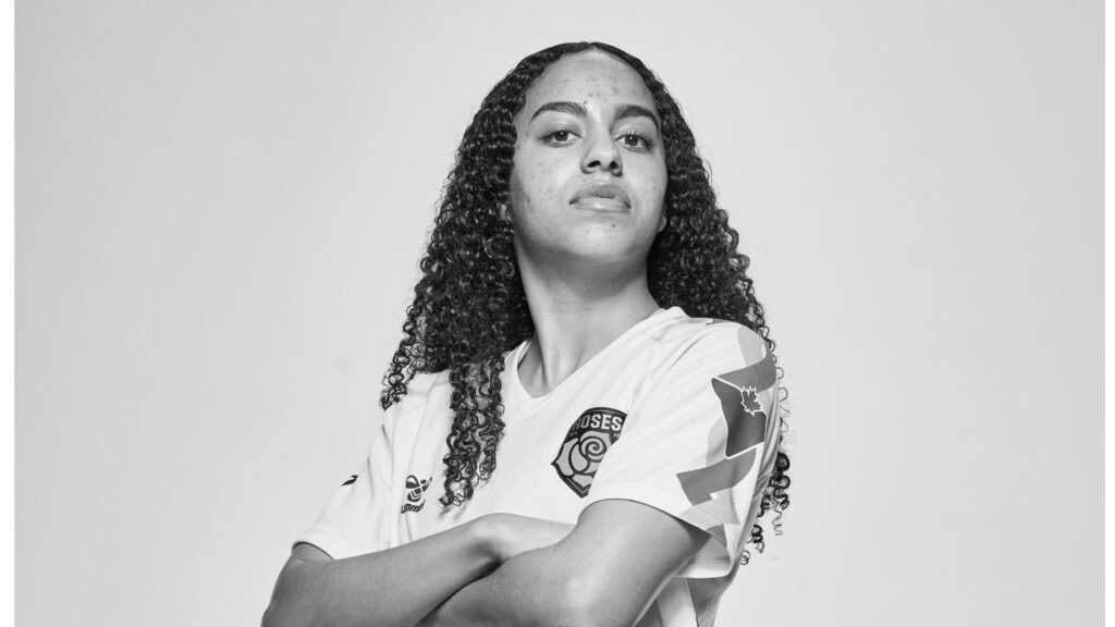 Félicia_Roy_fond_blanc_9008-modified_cropped_processed_by_imagy