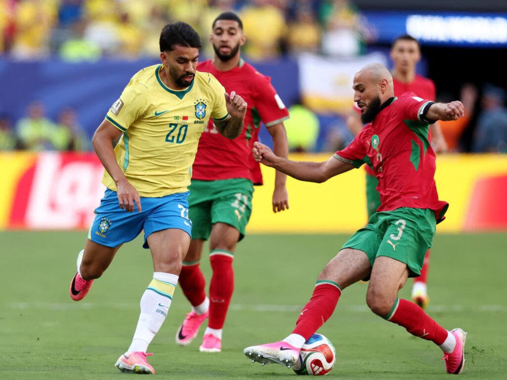 Lucas-Paqueta-au-duel-avec-Noussair-Mazraoui-lors-du-choc-Bresil-Maroc-Coupe-du-monde-14-juin-2026-2303192
