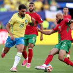 Lucas-Paqueta-au-duel-avec-Noussair-Mazraoui-lors-du-choc-Bresil-Maroc-Coupe-du-monde-14-juin-2026-2303192