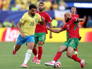 Lucas-Paqueta-au-duel-avec-Noussair-Mazraoui-lors-du-choc-Bresil-Maroc-Coupe-du-monde-14-juin-2026-2303192